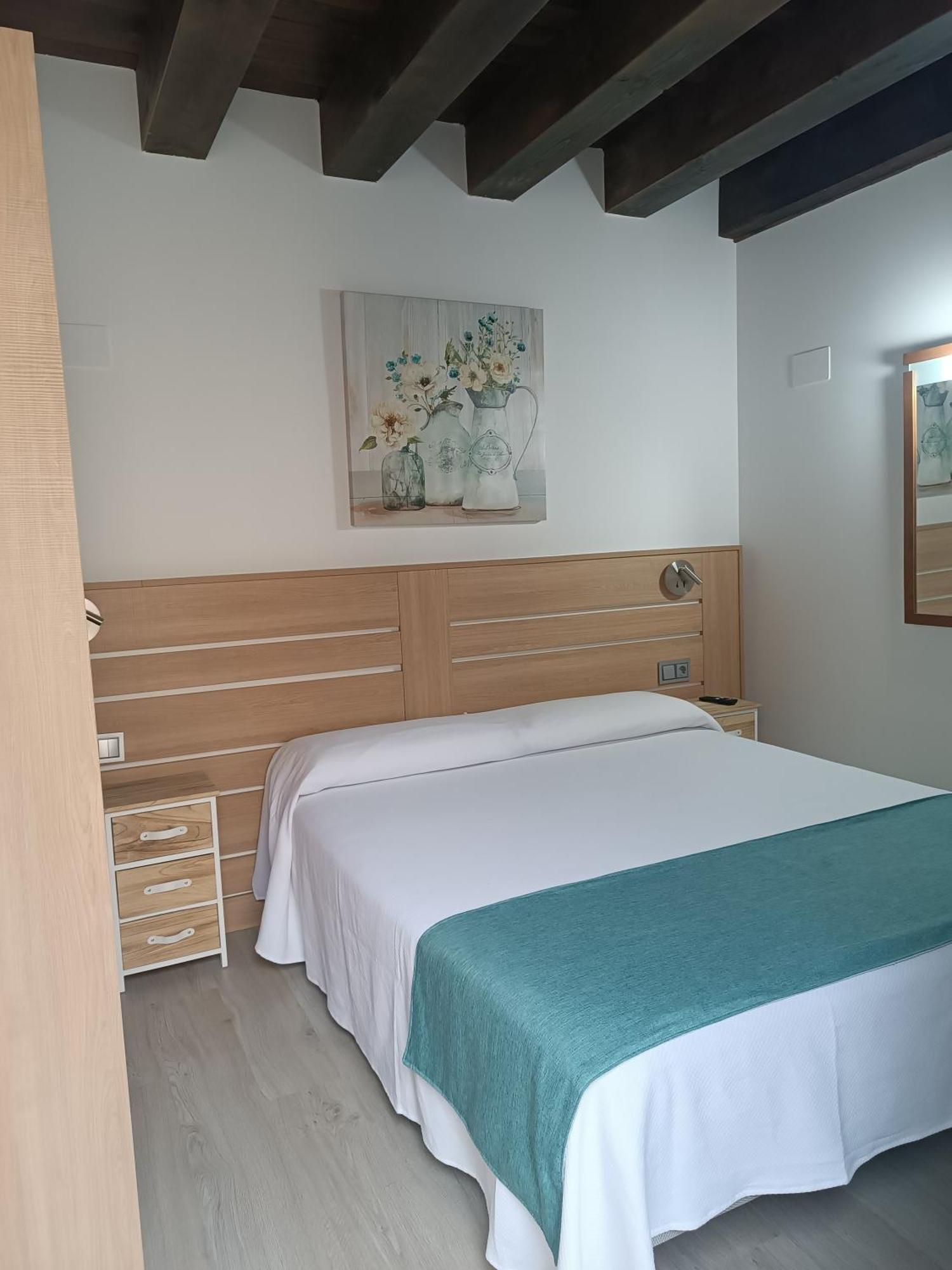 Apartamentos Turisticos Avila Puerta De Los Leales 1-2 Bagian luar foto