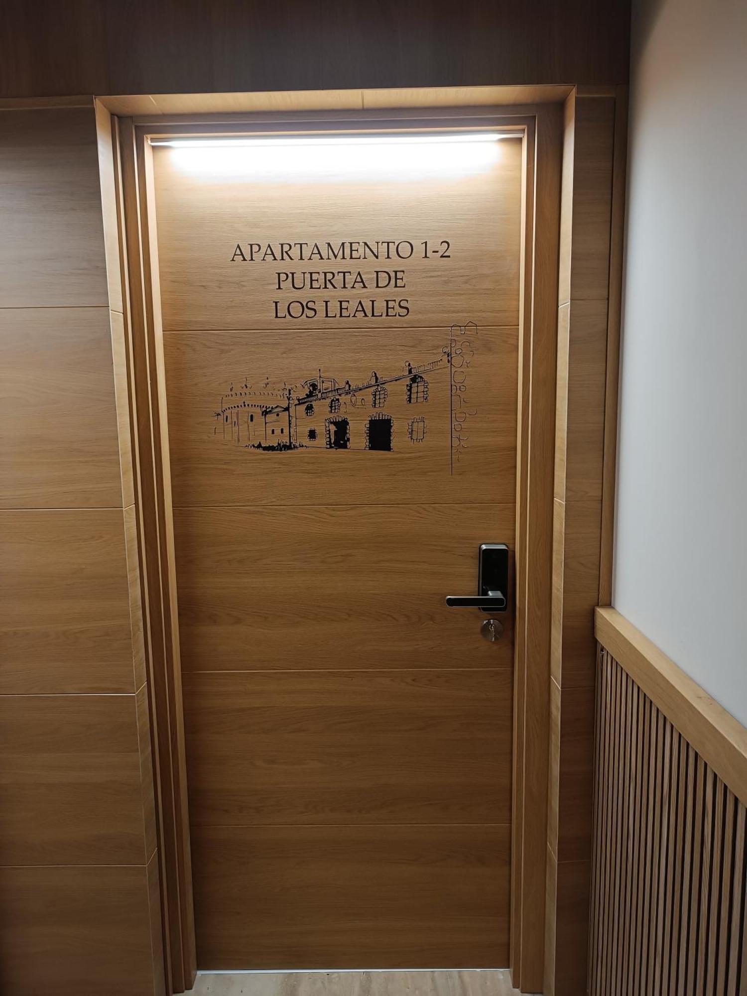 Apartamentos Turisticos Avila Puerta De Los Leales 1-2 Bagian luar foto