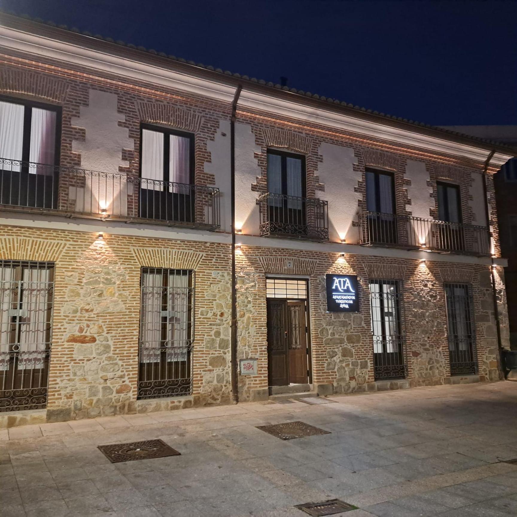Apartamentos Turisticos Avila Puerta De Los Leales 1-2 Bagian luar foto
